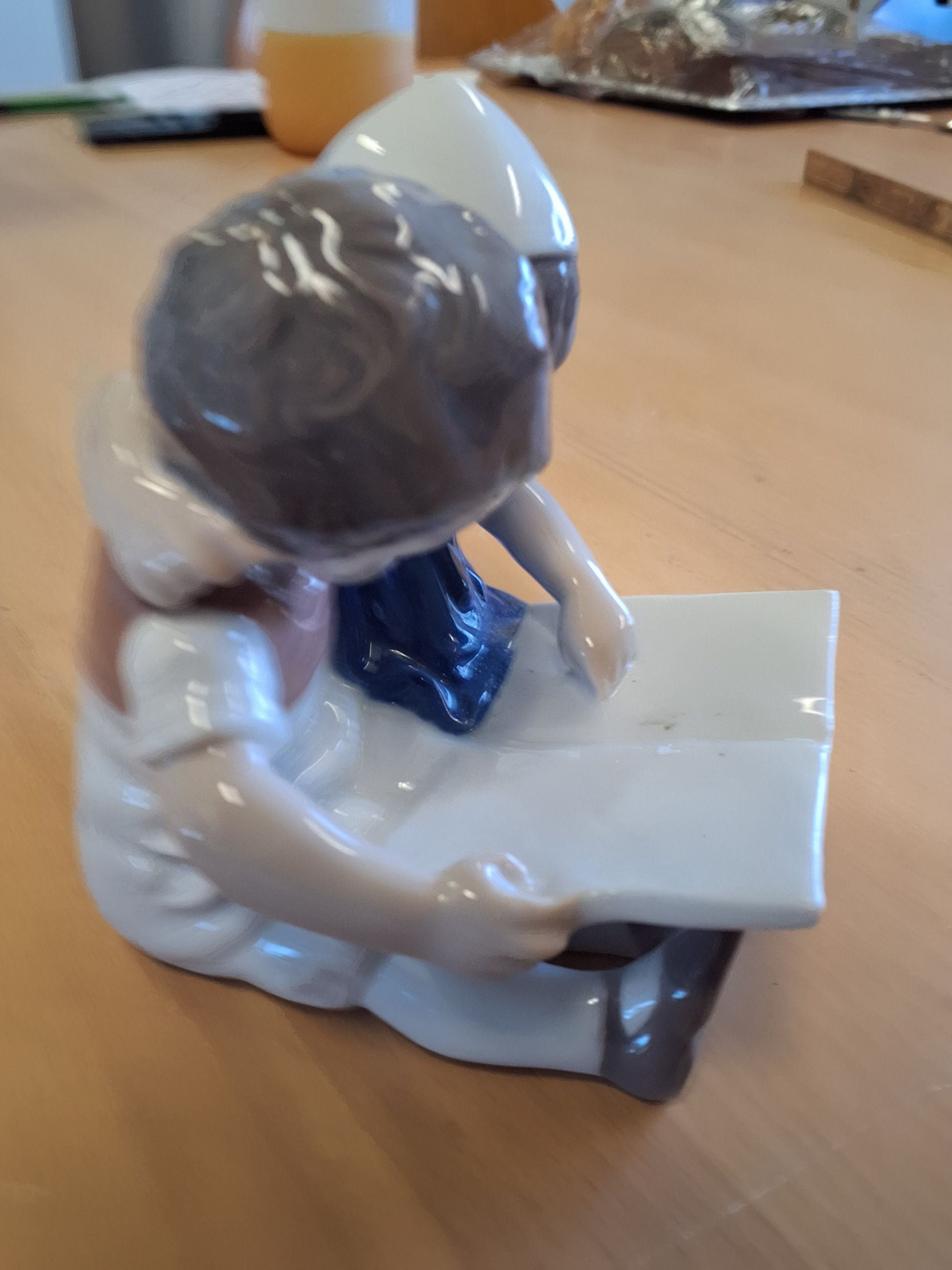 Læsende børn.
